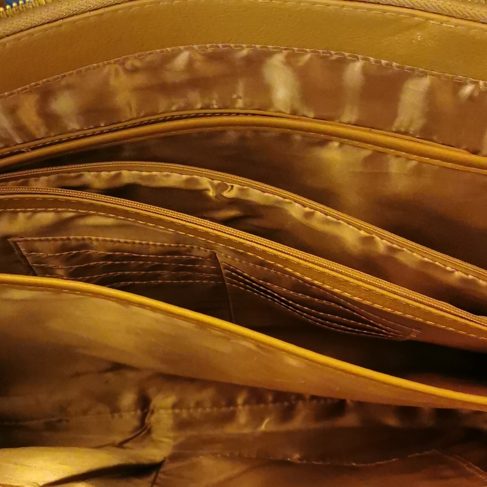 Purse/Carry-On - Picture 2 of 3